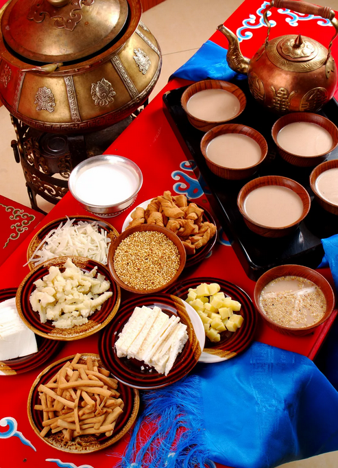由砖茶煮成并带有咸味喝此种奶茶是蒙古族的传统饮食习俗